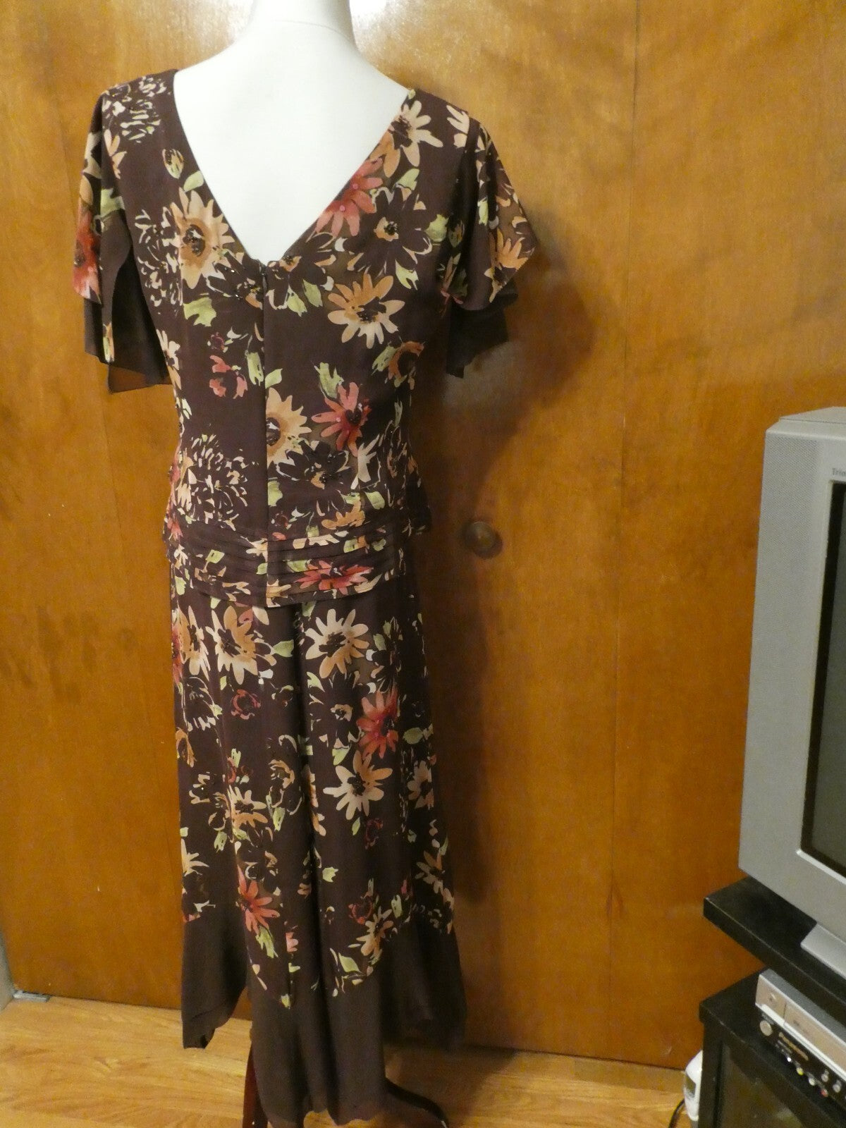 Adrianna Papelle 100% silk sequined with flattering sleeves size 12 evening suit