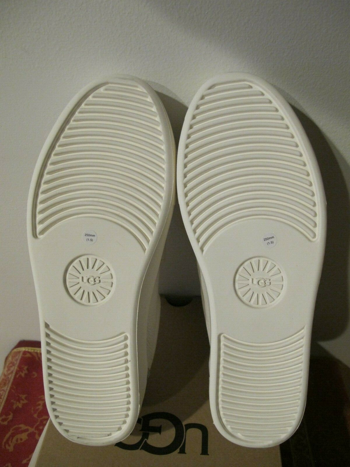 UGG Australia Neri Women's White Leather Fashion Sneaker Size 8 Style# 1106621