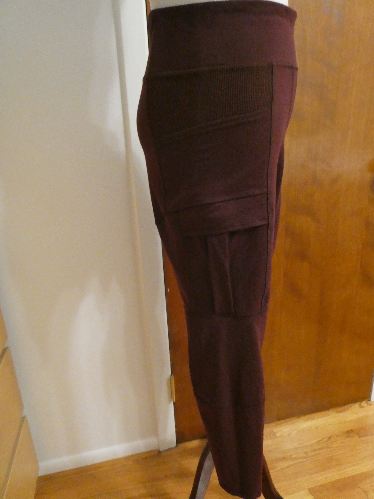 Lululemon Burgundy Yoga Legging with Side Pockets Size 4 (can fit size 2)
