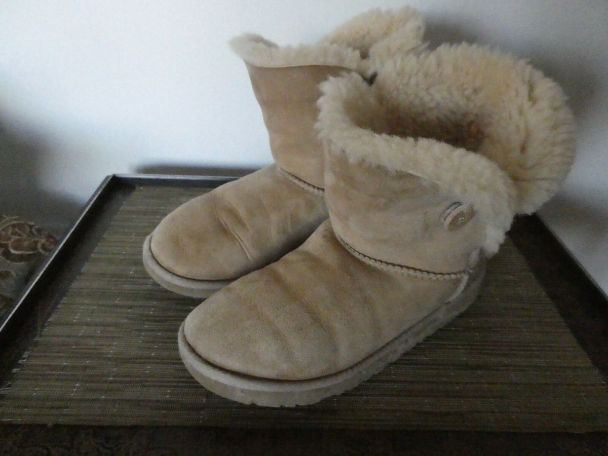 UGG Women's Nude Cuff Short Sheepskin Boots Size 6 (can feet 7) preowned