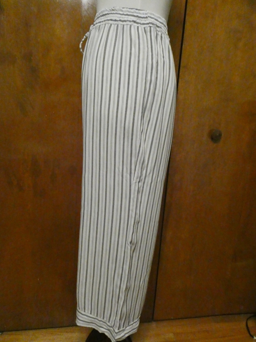 Collection Women White/Gray Viscos lightweight Summer Capris Pants Medium Italy