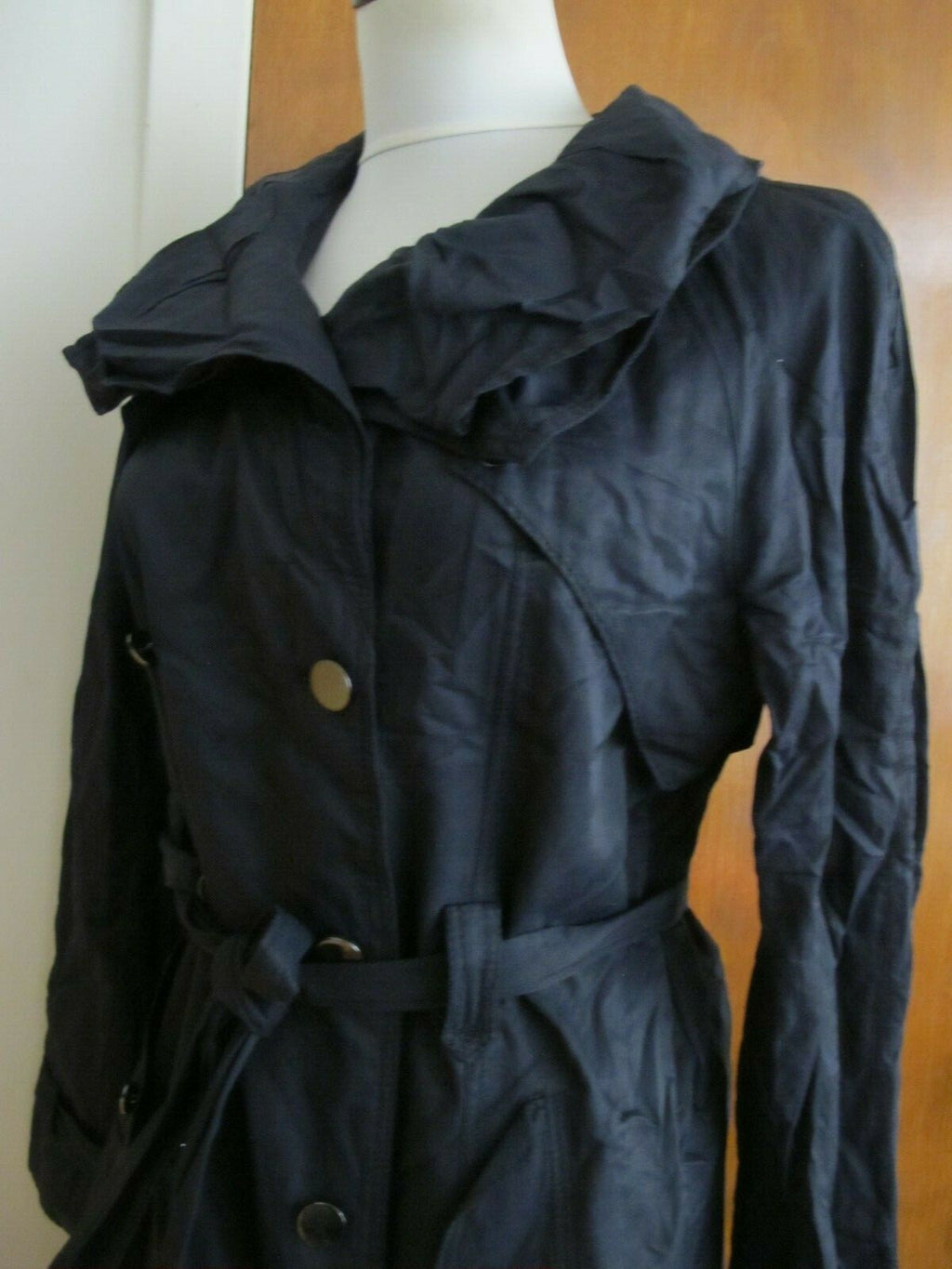 Tahari women's navy stylish coat size Medium