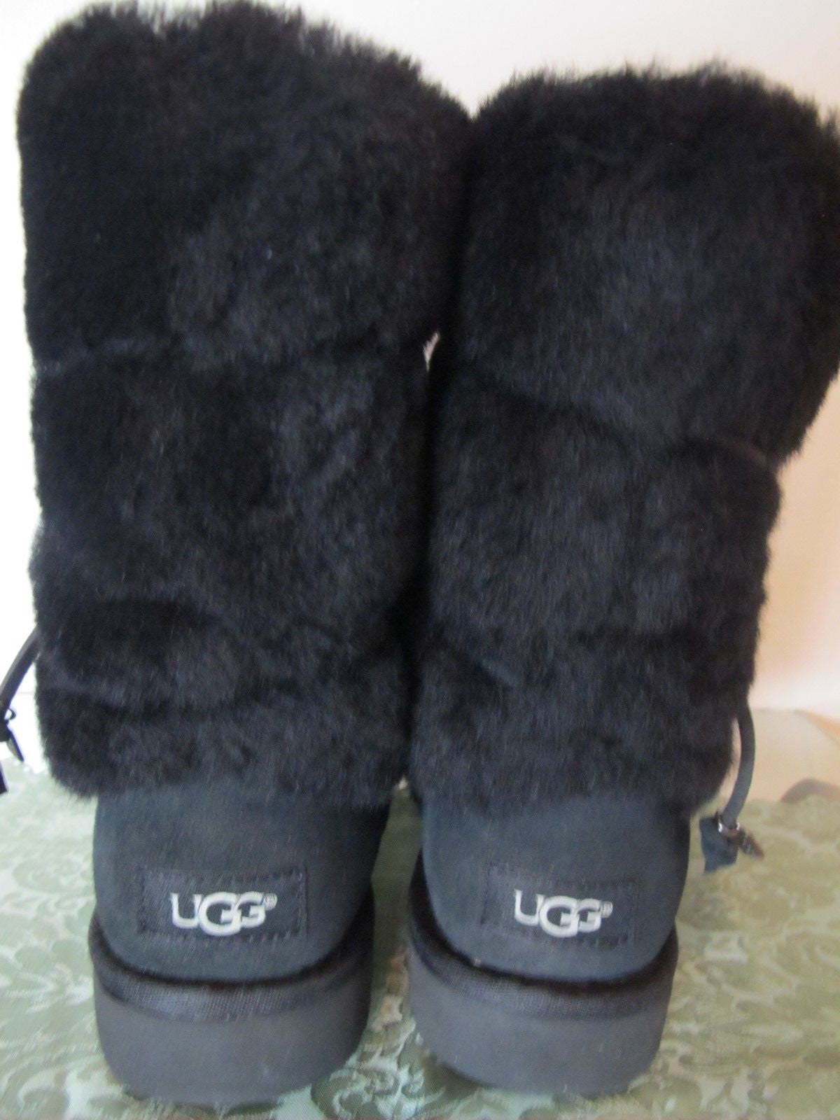 Ugg Australia women’s black suede and sheepskin New boots 