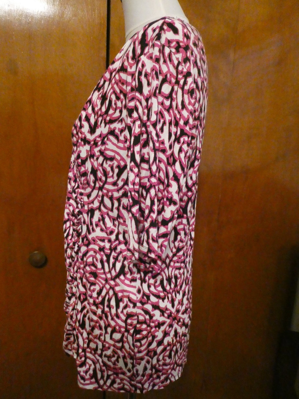 Dana Buchman women’s black/white, red soft rayon v- neck top size XLarge