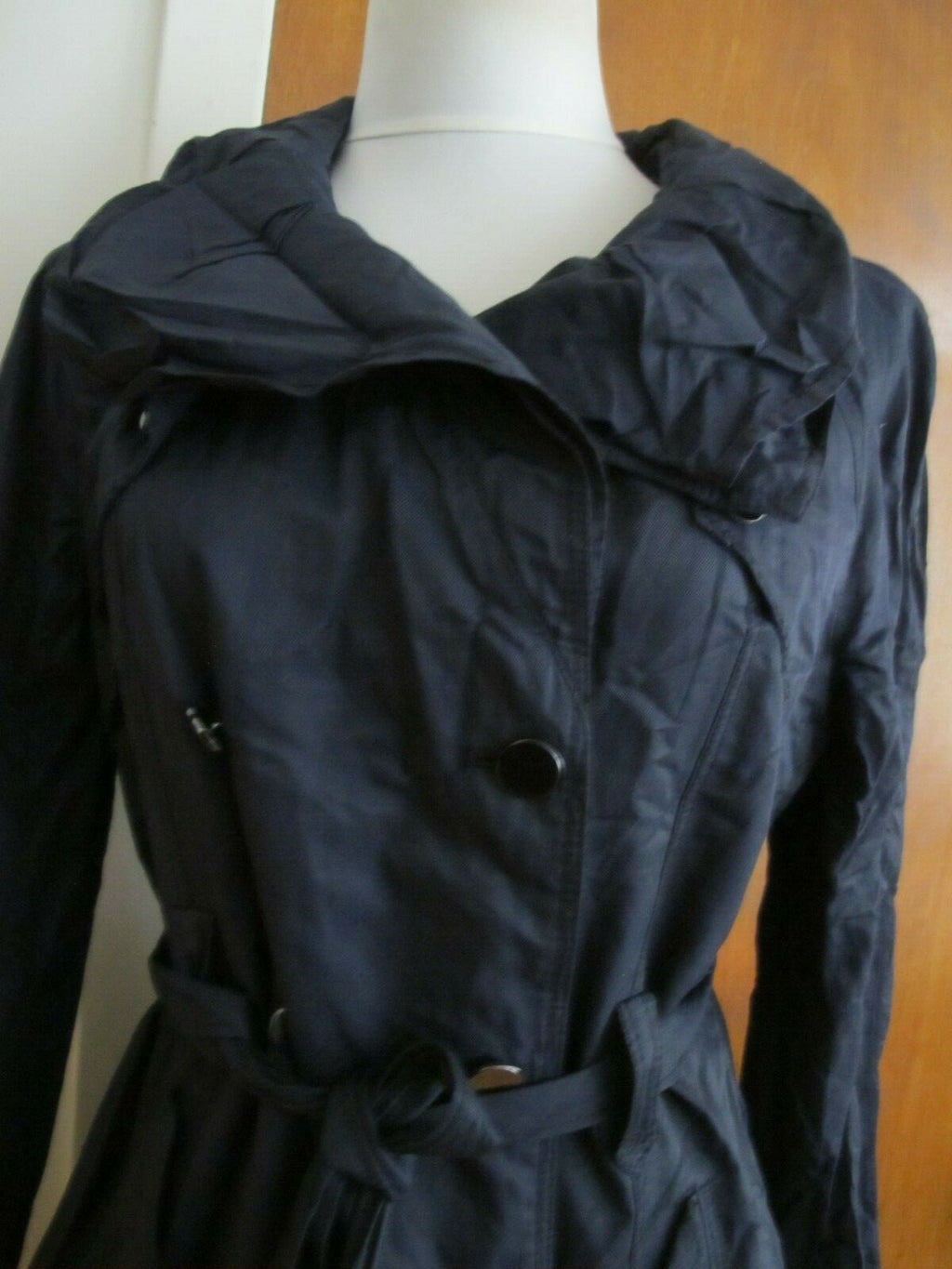 Tahari women's navy stylish coat size Medium