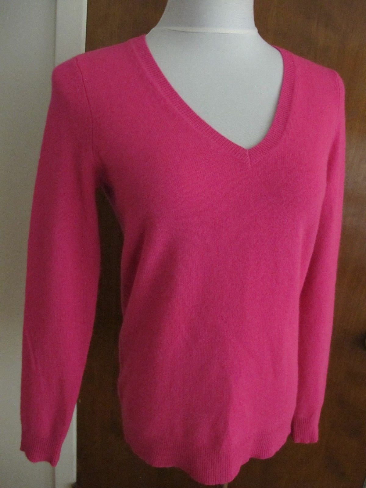 Bloomingdale's women's pink 2ply cashmere V neck sweater Medium New