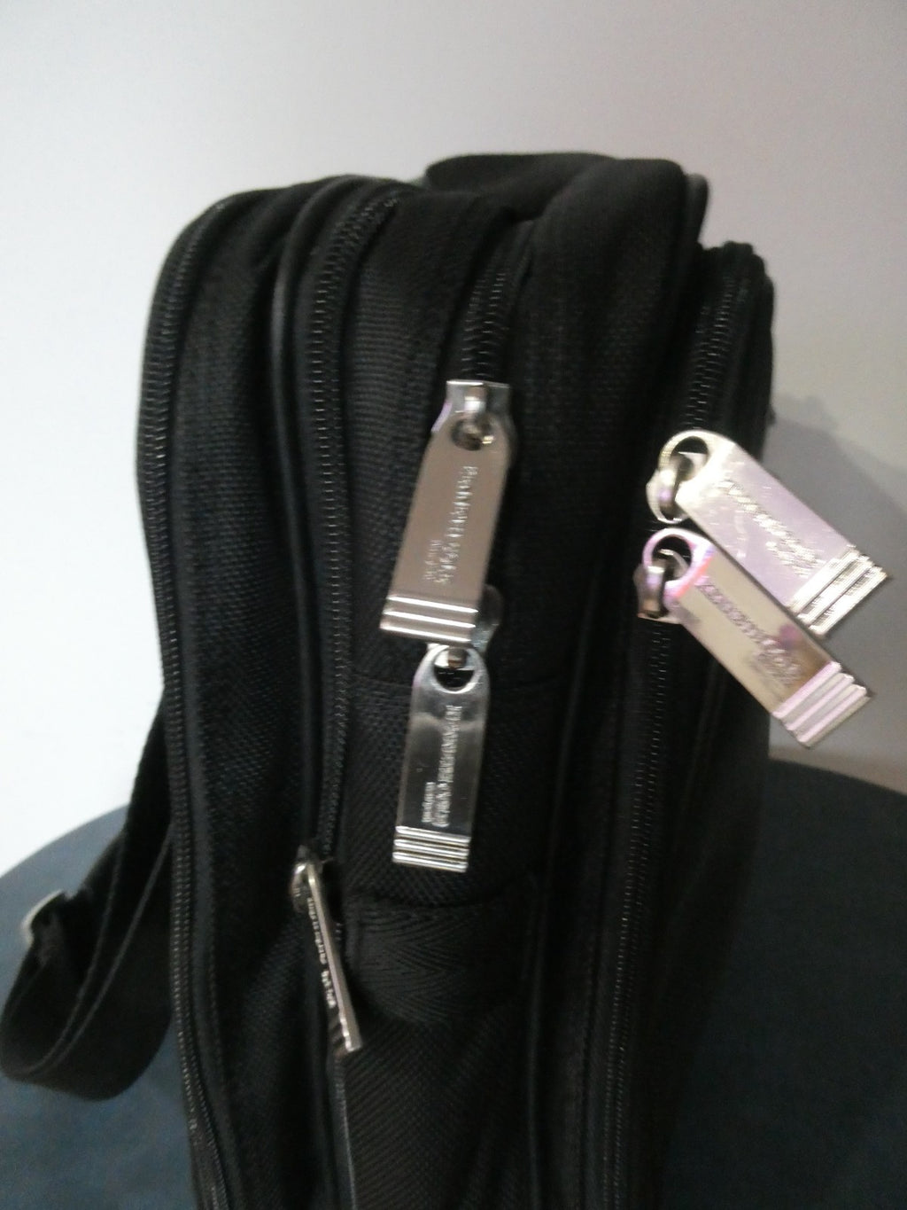 Kenneth Cole Reaction Black Expandable Laptop Messenger Bag Briefcase Crossbody