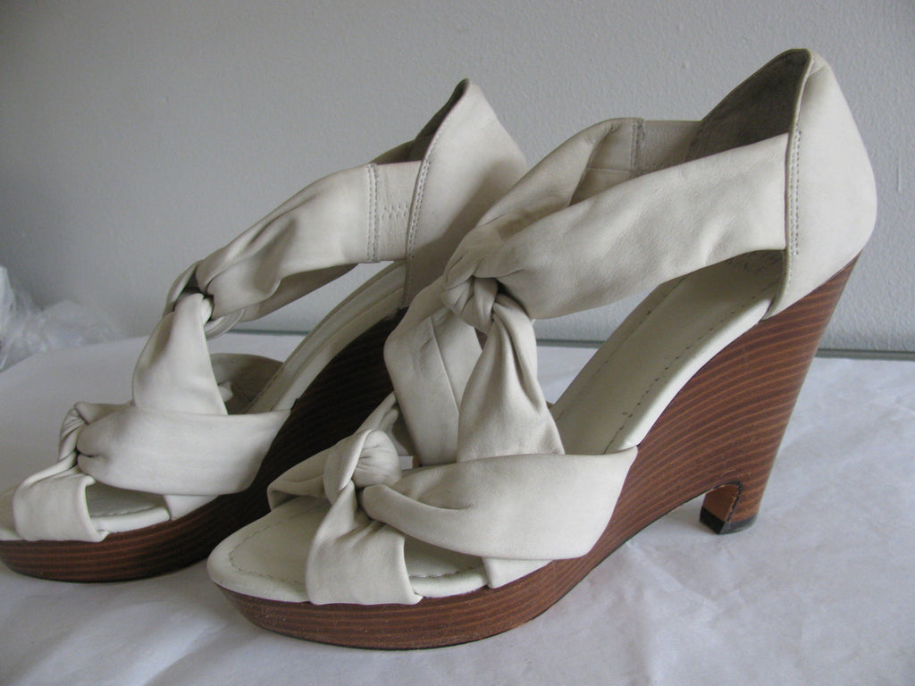 New Saks Fifth Avenue Women’s Dusty White Leather Knotted Sandals Wedges 9.5
