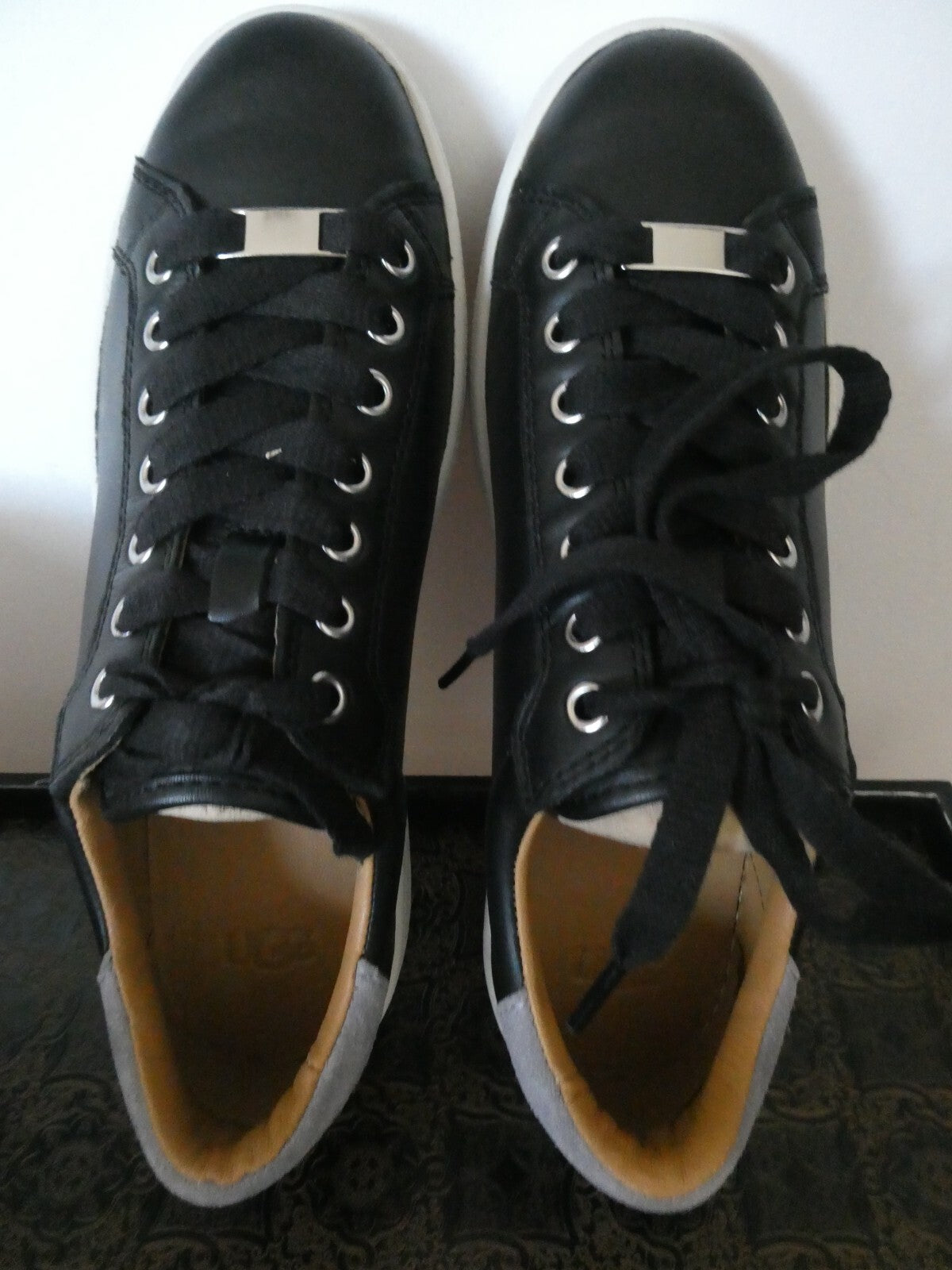 Ugg Australia Women’s Milo Black Leather Sneaker Size 8