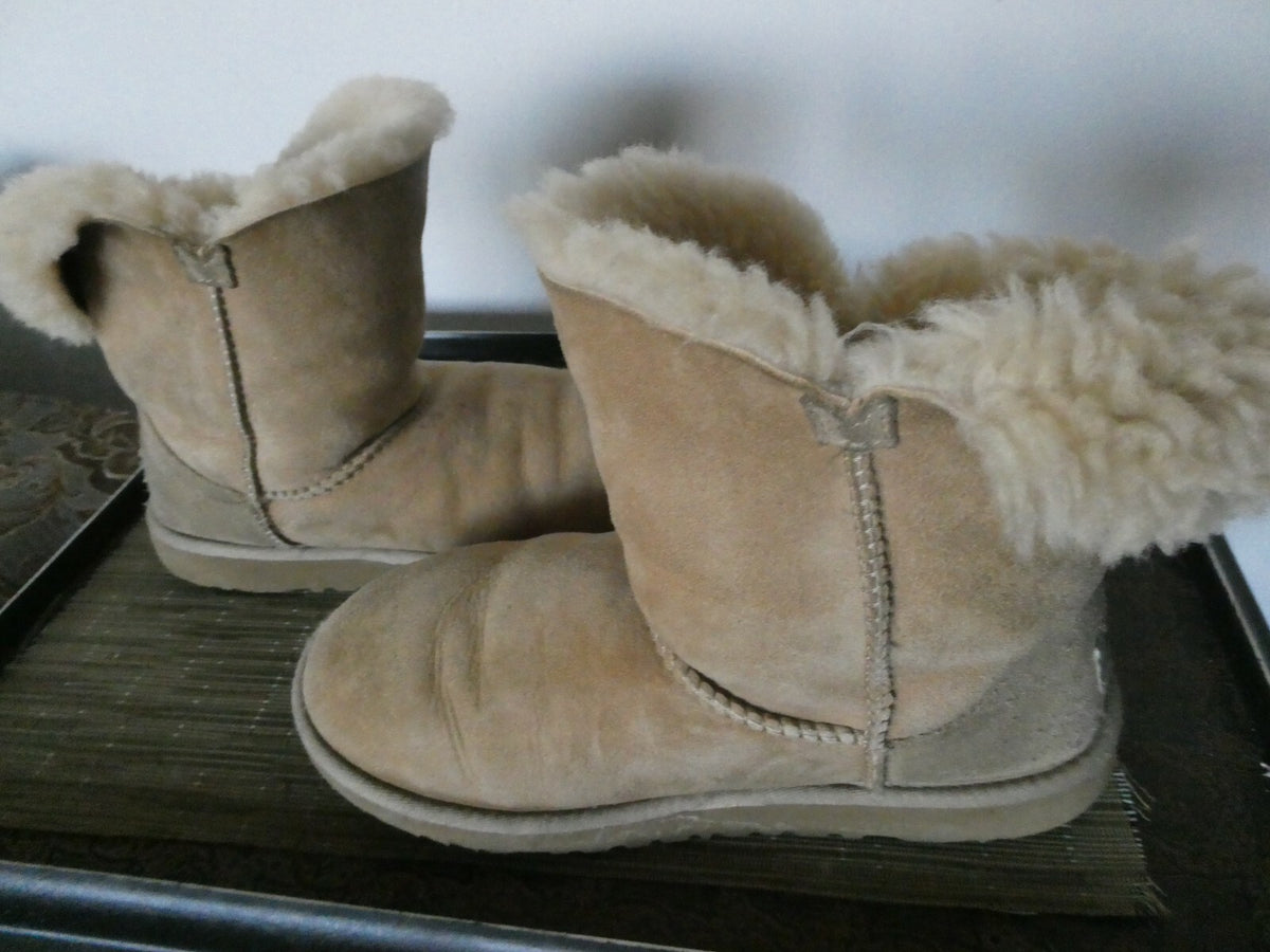 UGG Women's Nude Cuff Short Sheepskin Boots Size 6 (can feet 7) preowned