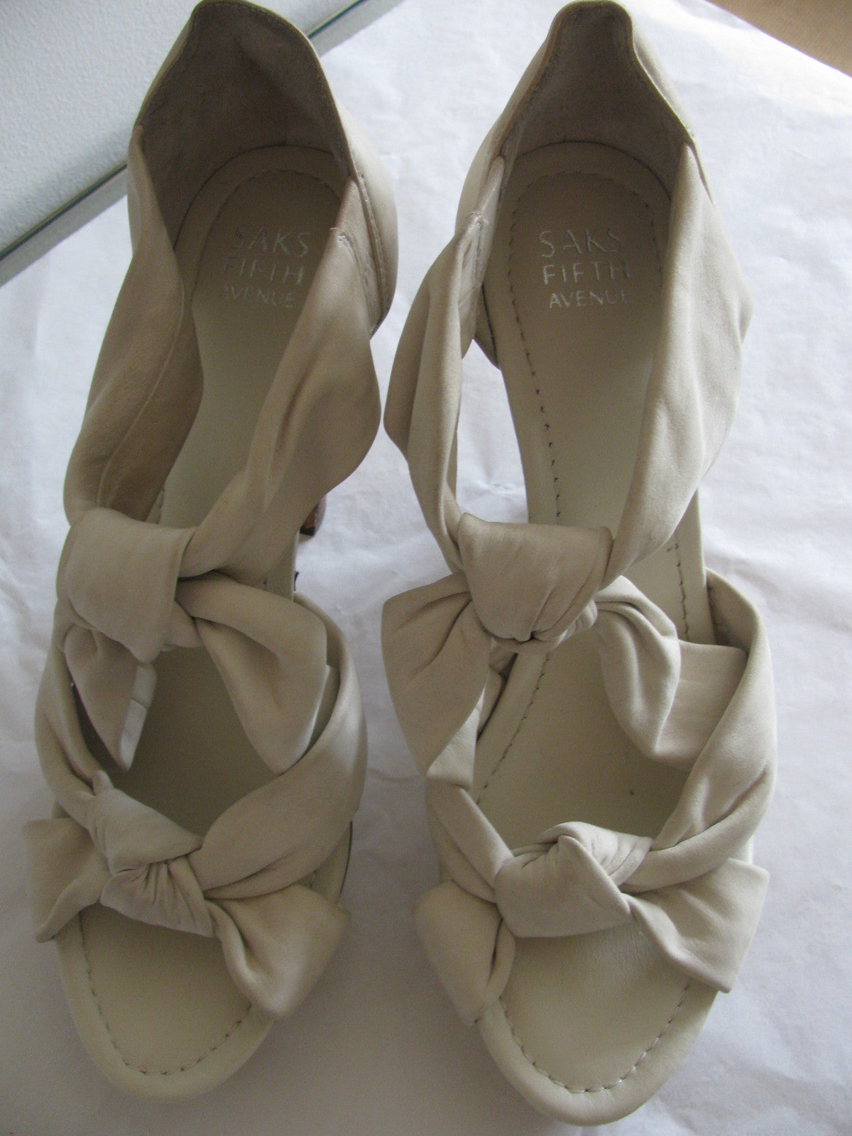 New Saks Fifth Avenue Women’s Dusty White Leather Knotted Sandals Wedges 9.5