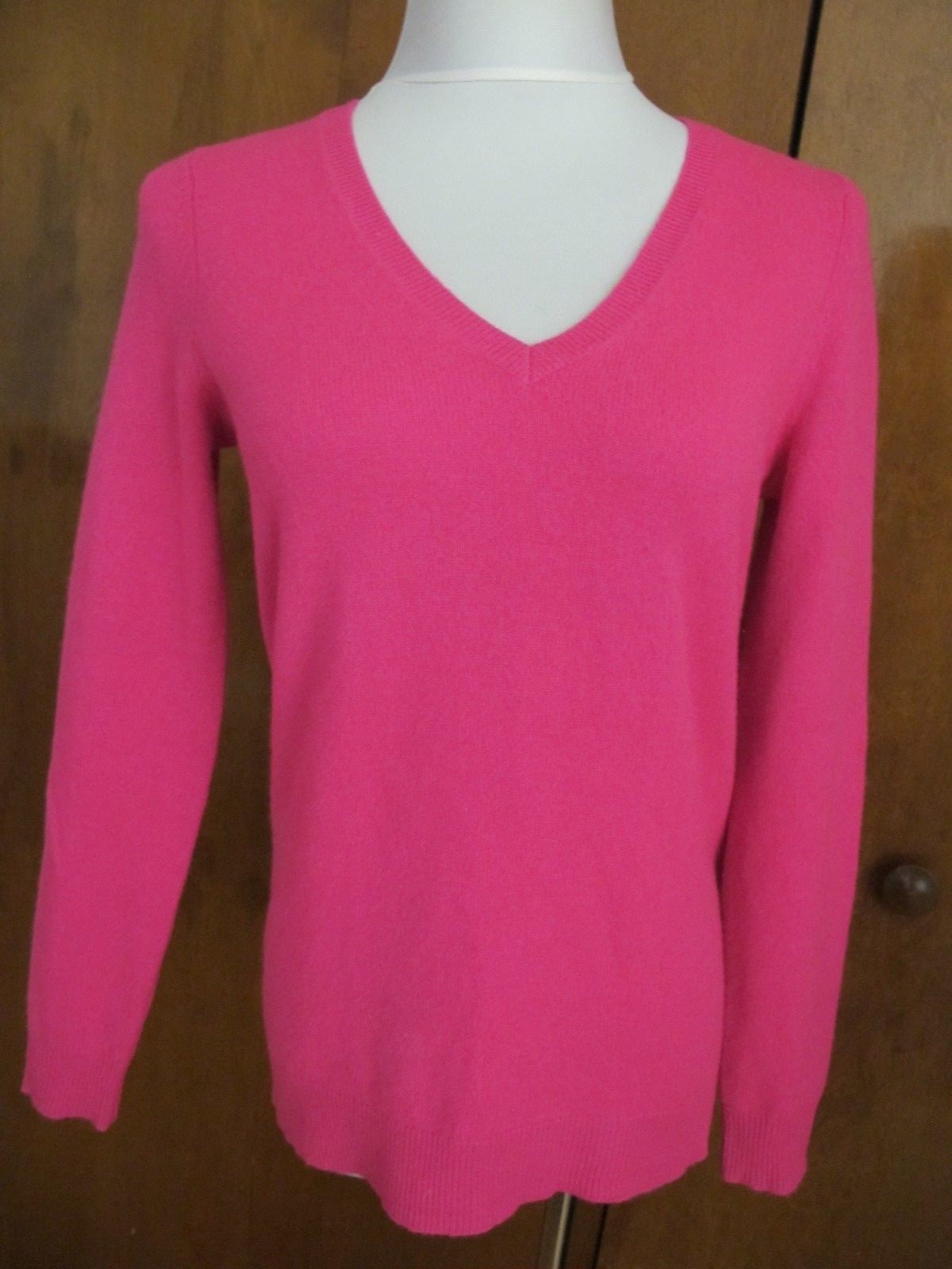Bloomingdale's women's pink 2ply cashmere V neck long sleeves sweater Small NWT