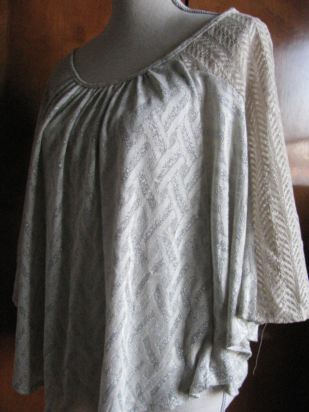 Moa Moa women's gray ivory lurex decorated top Large New