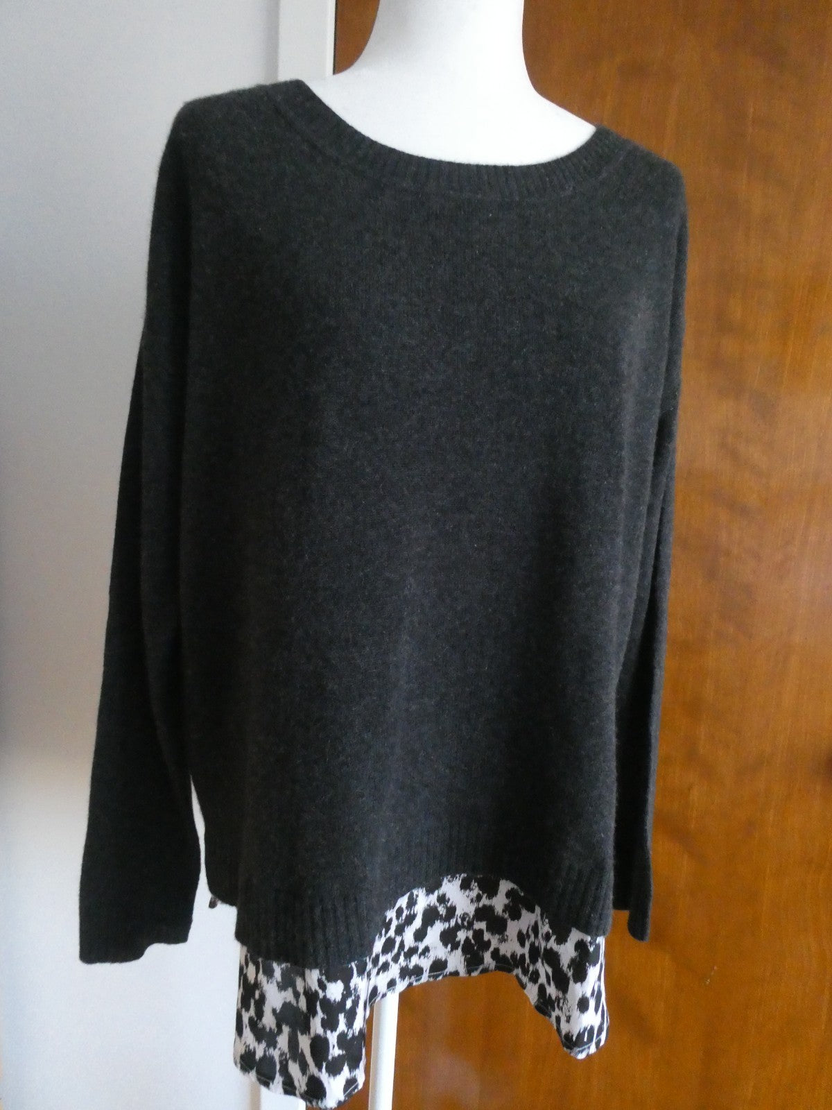 Luxury Bloomingdale’s women’s sweater crafted from 100% cashmere Size Xlarge NEW