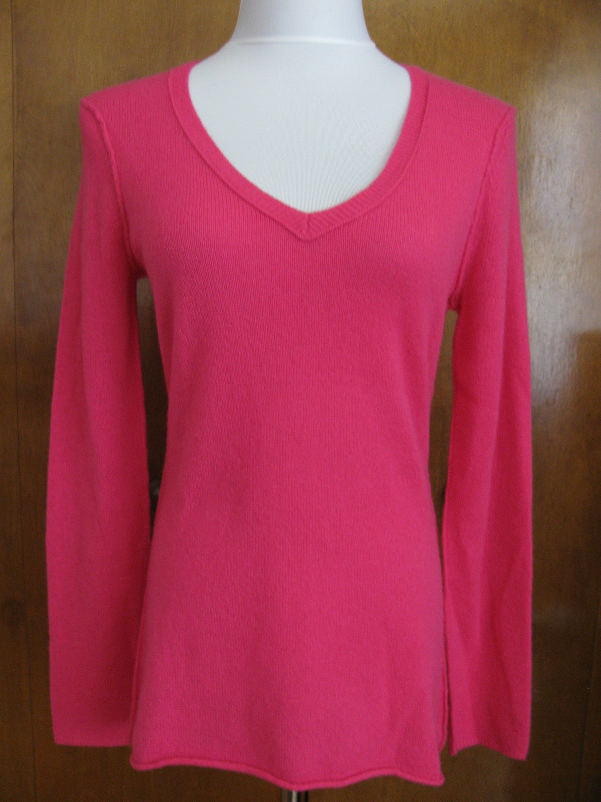 Aqua Women’s Pink Cashmere V-Neck Back Detailed long Sleeves Sweater Medium 