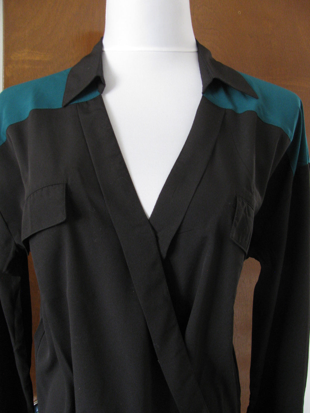 Romeo & Juliet women’s black teal stylish top size medium New