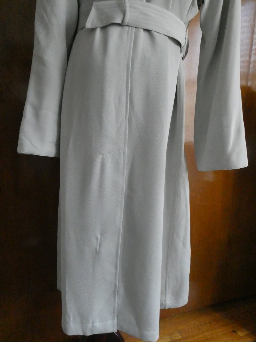 Holt Renfrew women' light gray 1/2 lined buttons belted long coat size 10 petite
