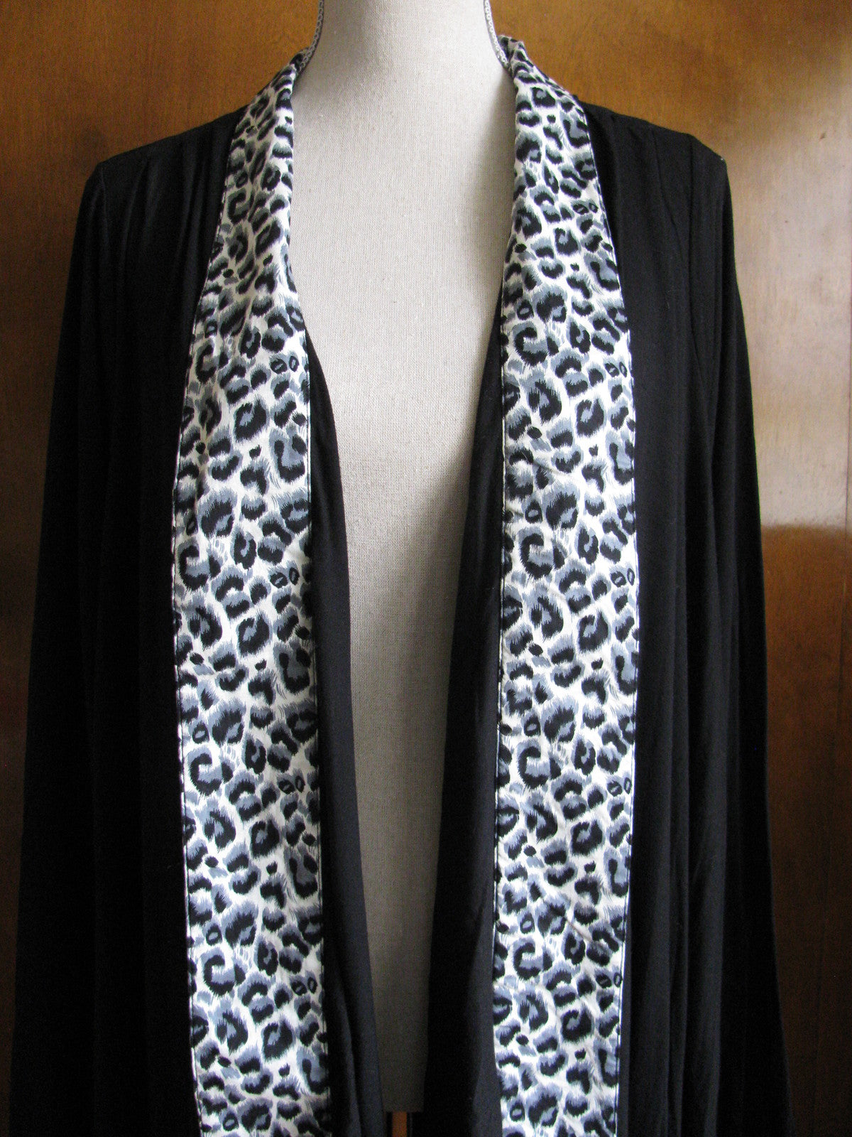 Saks Fifth Ave  women's black leop print  viscose cardigan Size Medium NWT