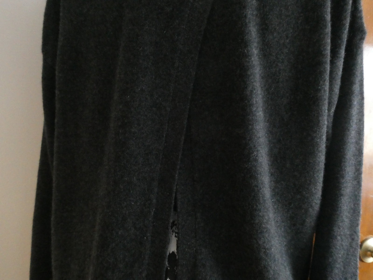 Luxury Bloomingdale’s women’s sweater crafted from 100% cashmere Size Xlarge NEW