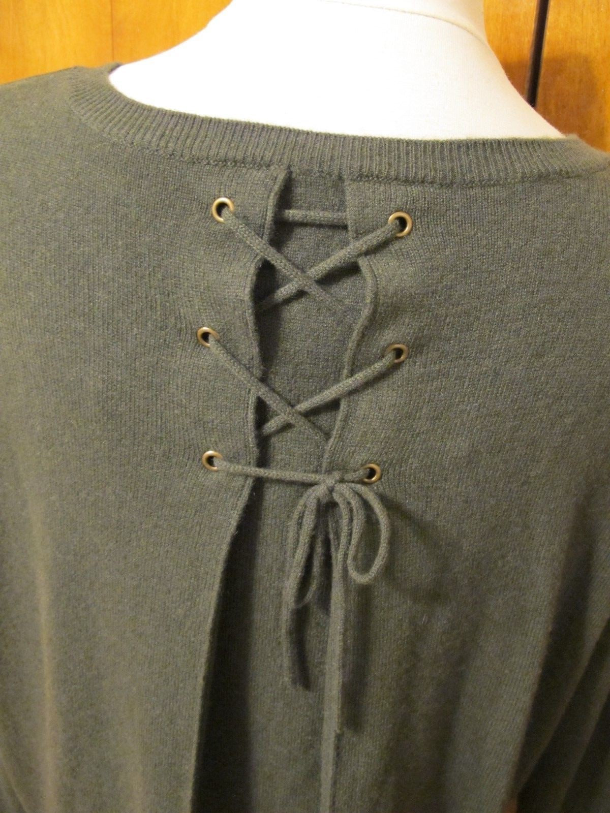 By Bloomingdale’s women’s green detailed at back 2Ply cashmere sweater New