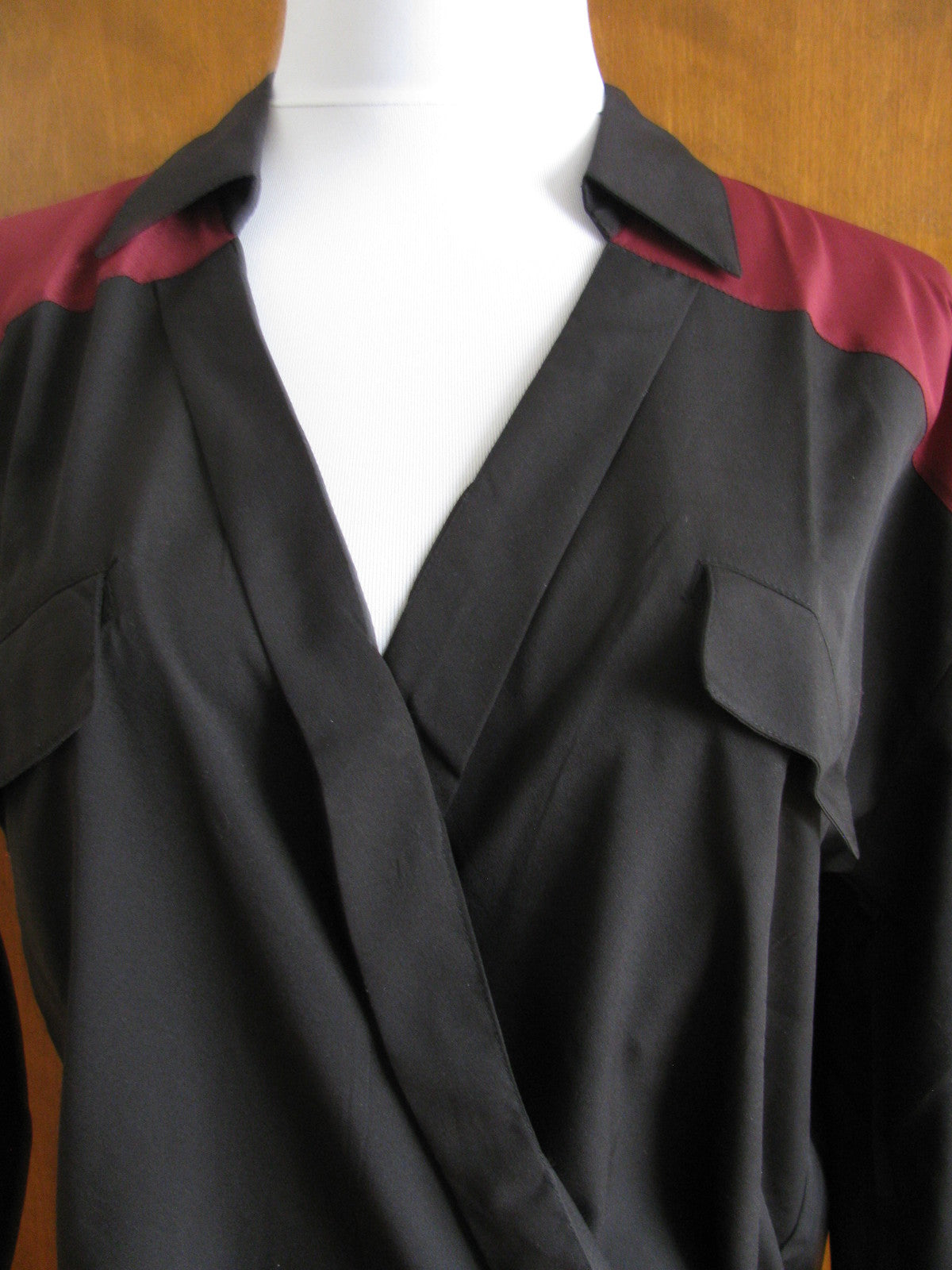 Romeo & Juliet women’s black burgundy stylish top size medium New