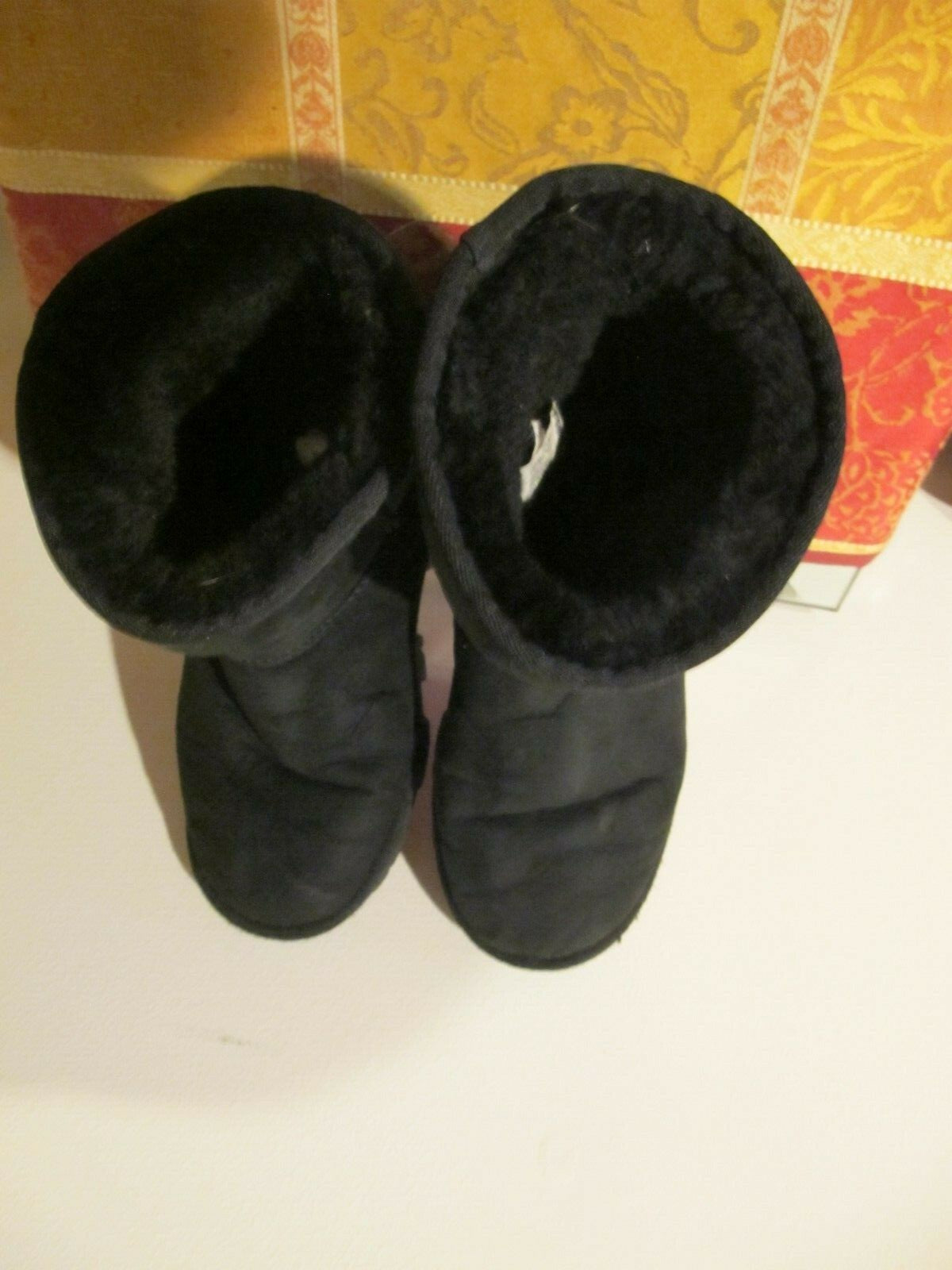 UGG Black Cuff Short Sheepskin Boots Women’s Size 8 pre owned