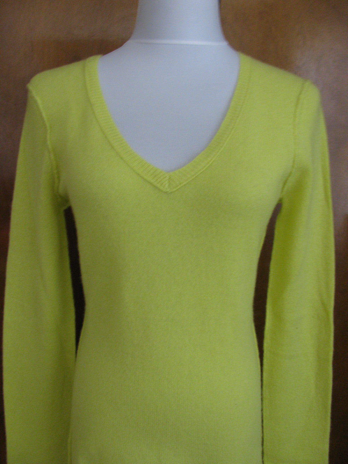 Aqua Women’s Yellow Citrine Cashmere V-Neck Back Detailed Sweater New
