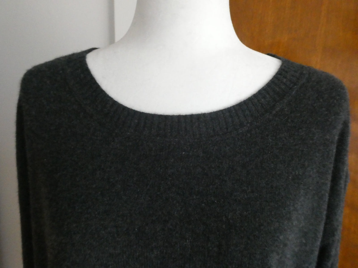 Luxury Bloomingdale’s women’s sweater crafted from 100% cashmere Size Xlarge NEW