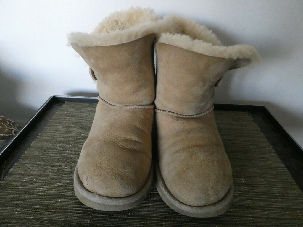 UGG Women's Nude Cuff Short Sheepskin Boots Size 6 (can feet 7) preowned