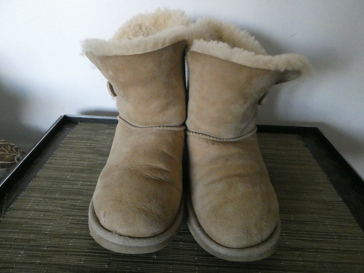 UGG Women's Nude Cuff Short Sheepskin Boots Size 6 (can feet 7) preowned