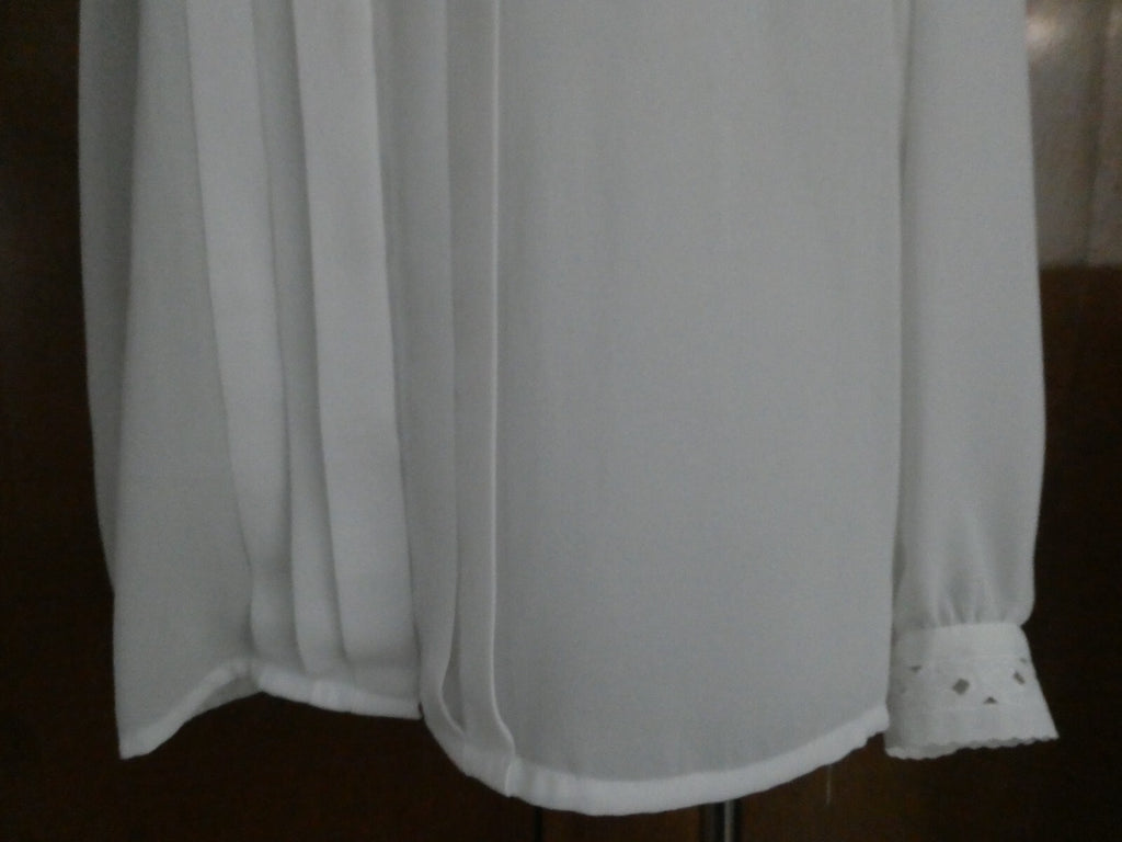 Karen Scott women's white crafted embroidered long sleeves top size 10