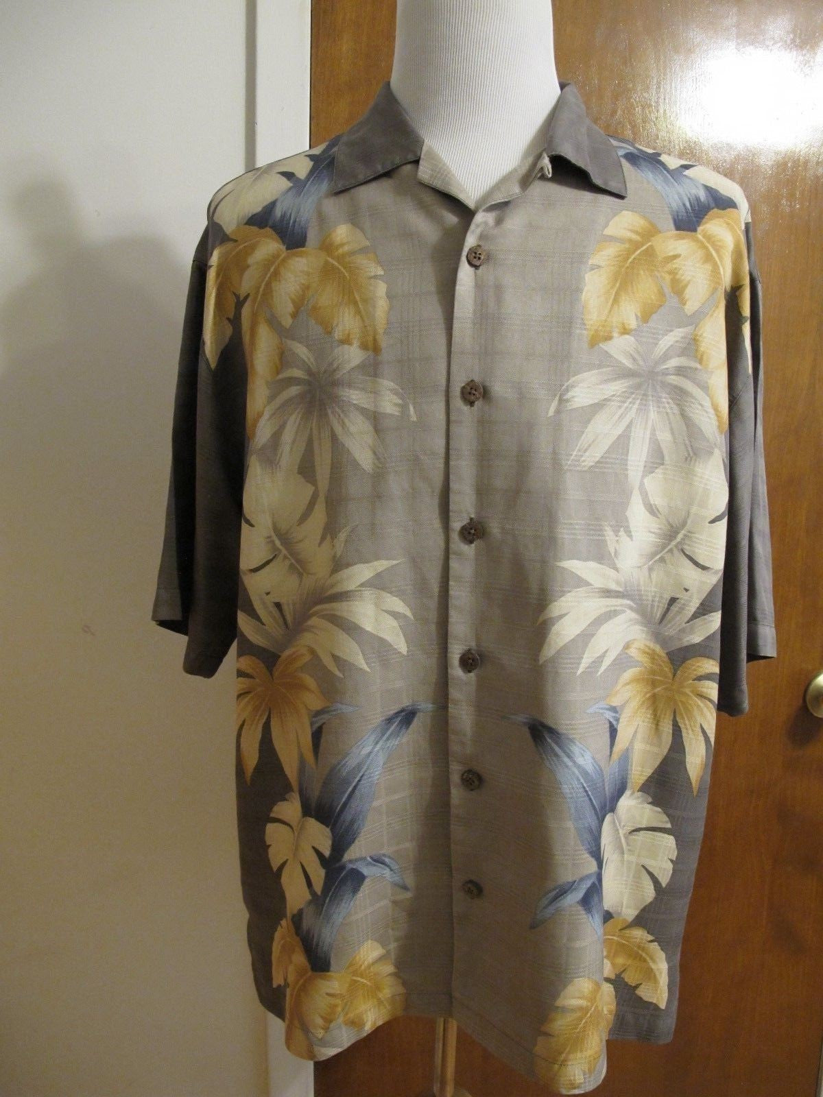 Tommy Bahama Men's Silk Multi Color Beige Gray Floral Shirt Size Large Nice