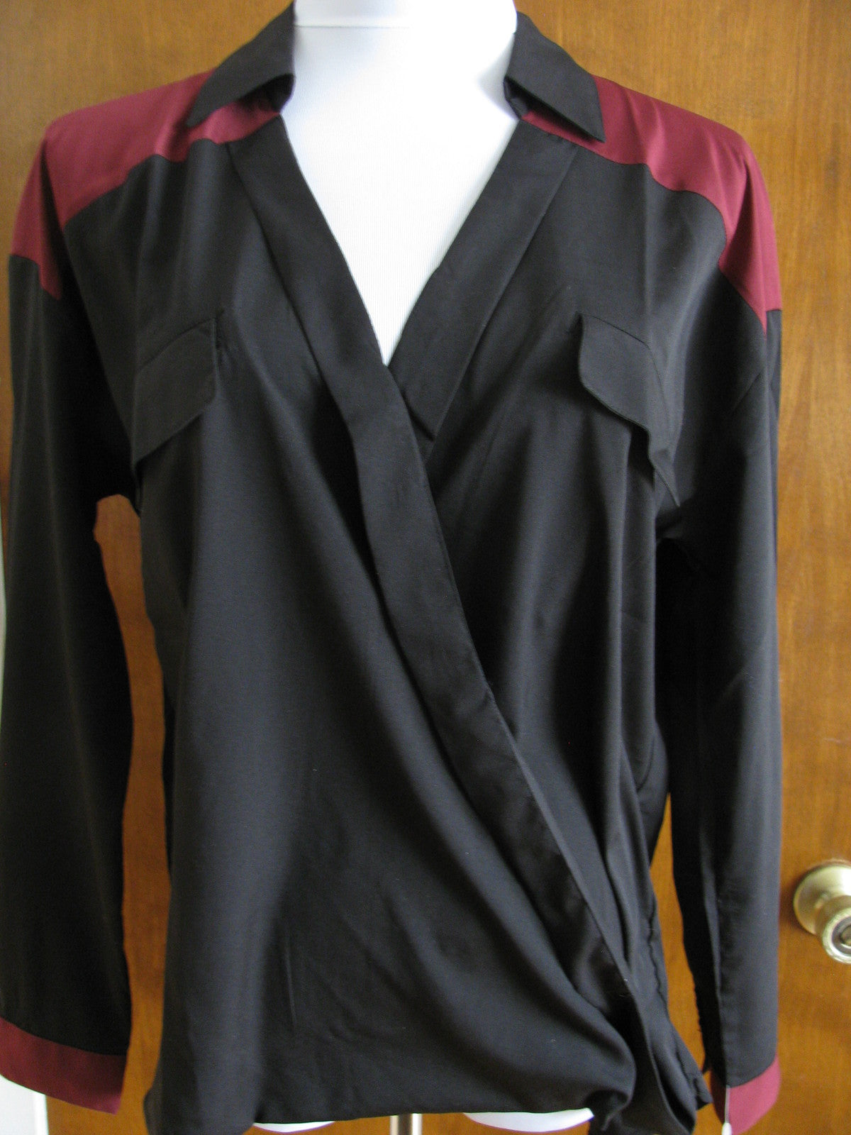 Romeo & Juliet women’s black burgundy stylish top size medium New