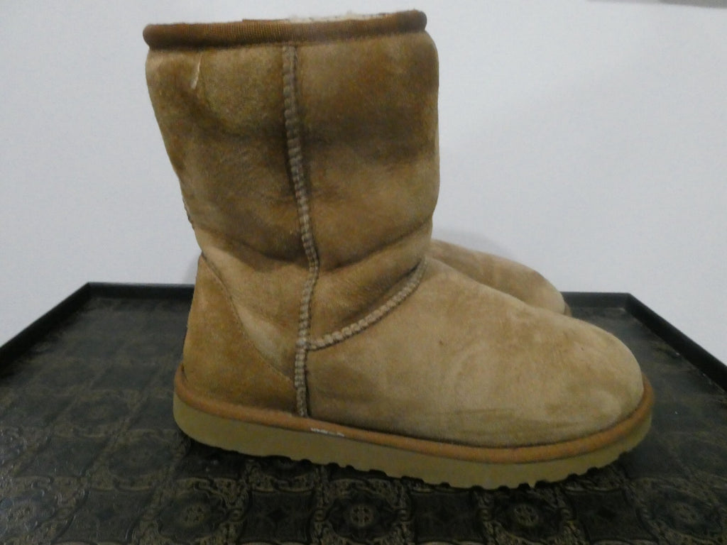 UGG Women's Brown Cuff Short Sheepskin Boots Size W7 preowned