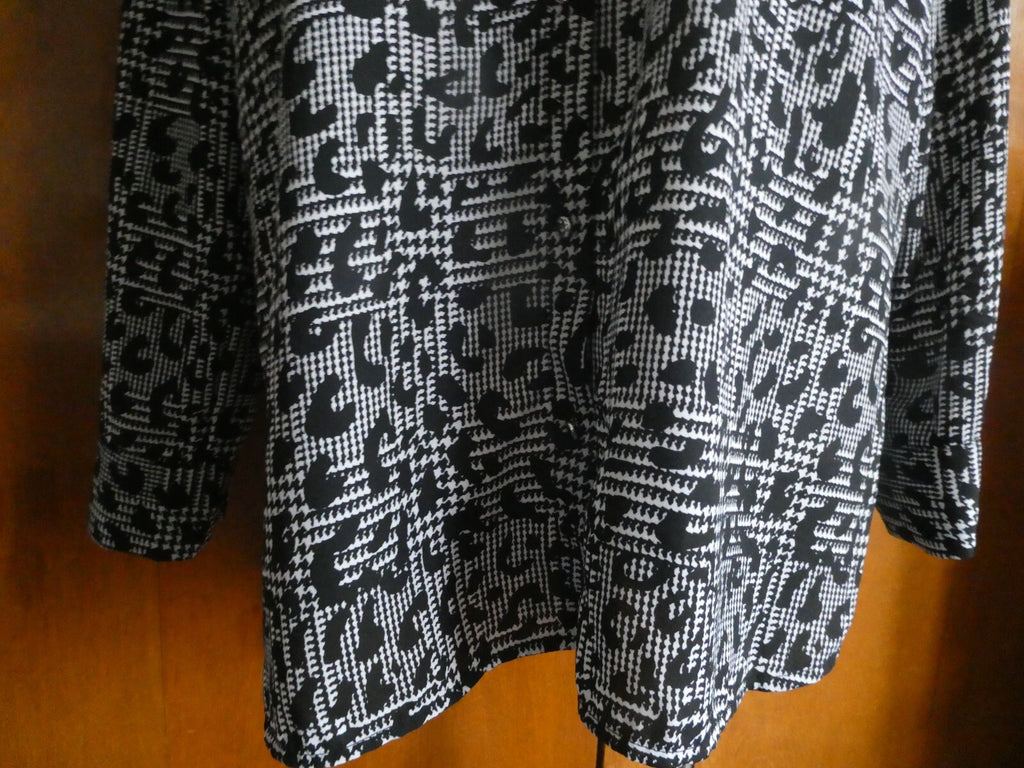Jaclyn Smith Women Black/White Roll-Tab Long Sleeve Button Down Blouse Top Large