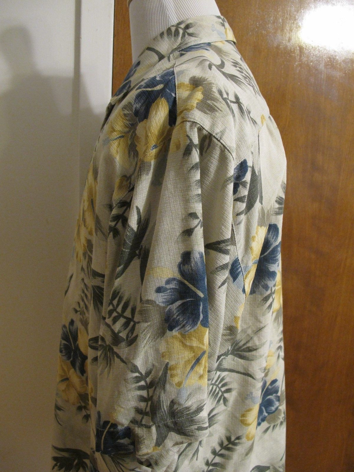 Tommy Bahama Men's Silk Multi Color Blue Yellow Green Shirt Size Large Very Nice