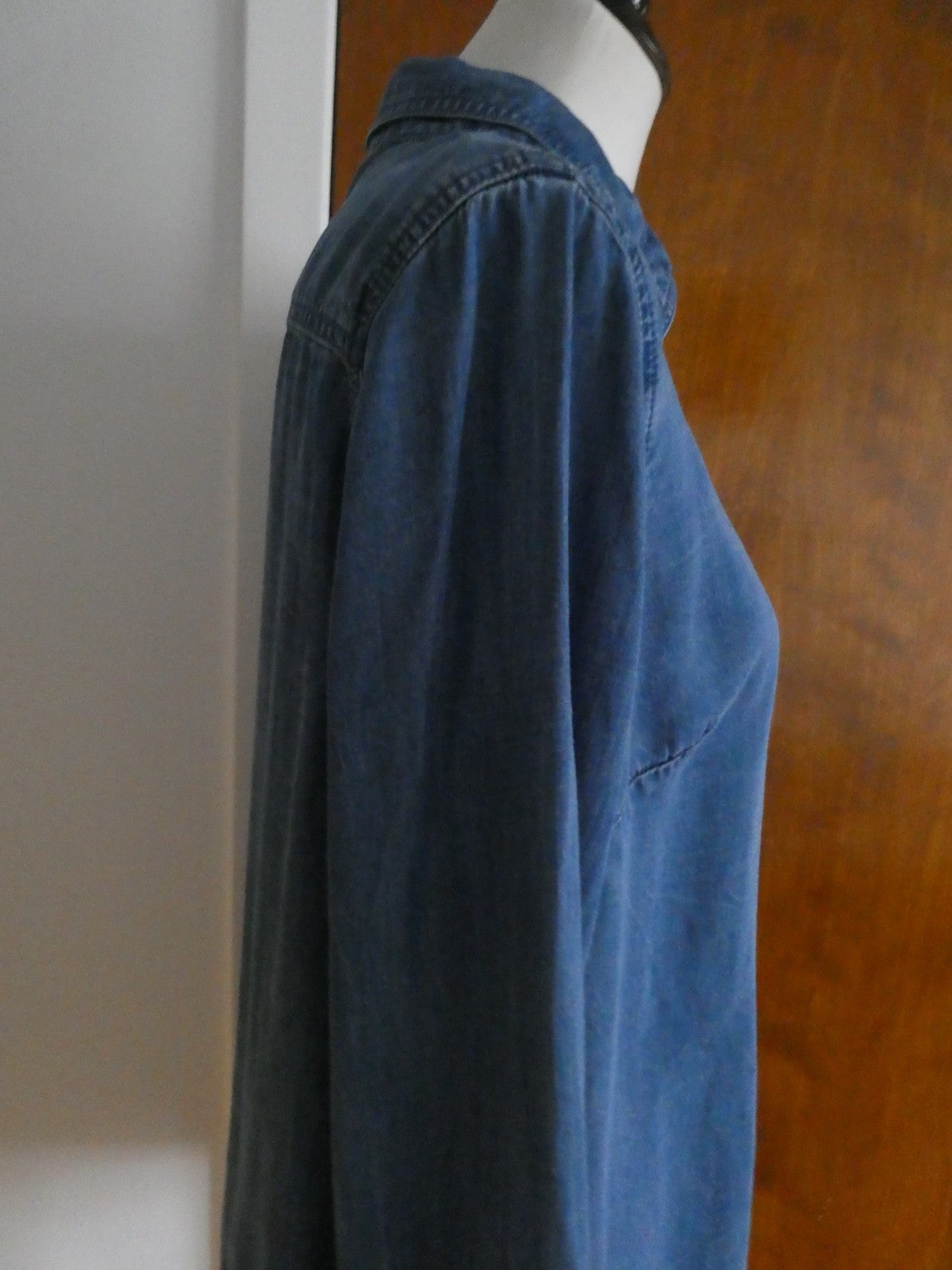 Merona Women’s Tencel Chambray Button Front Shirt Size Large Blue Long Sleeve