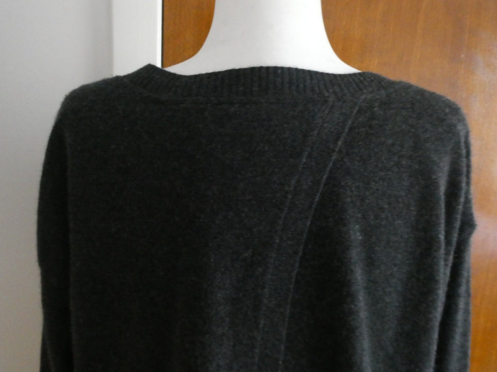 Luxury Bloomingdale’s women’s sweater crafted from 100% cashmere Size Xlarge NEW