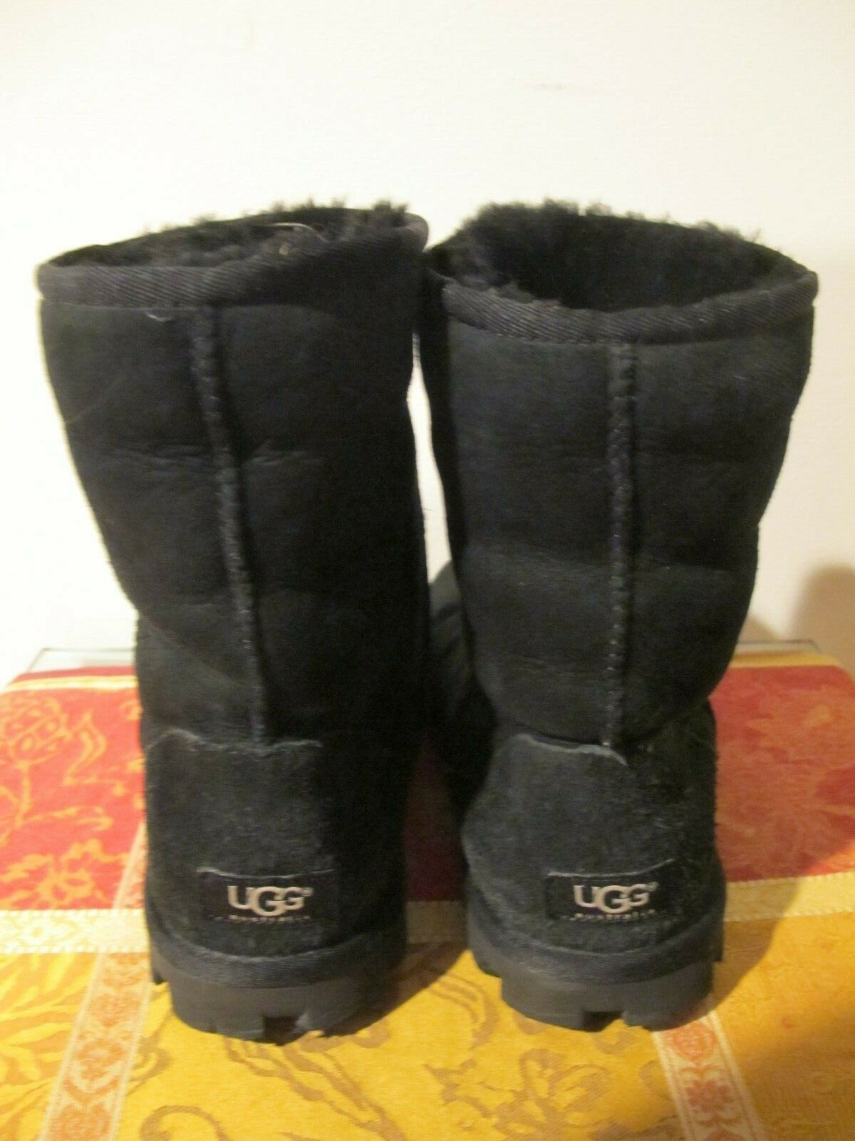 UGG Black Cuff Short Sheepskin Boots Women’s Size 8 pre owned