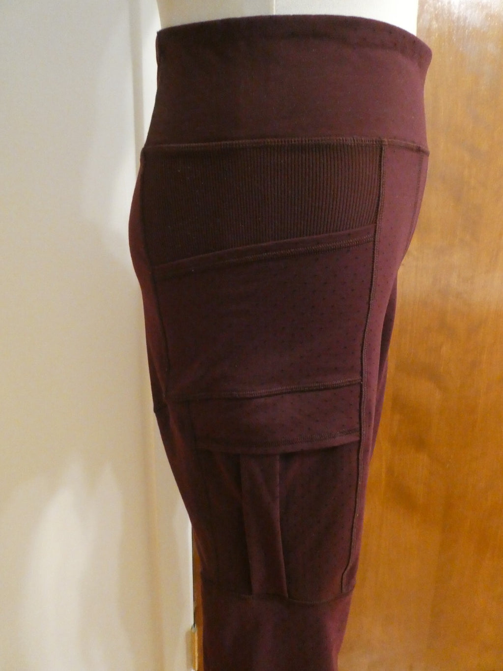 Lululemon Burgundy Yoga Legging with Side Pockets Size 4 (can fit size 2)