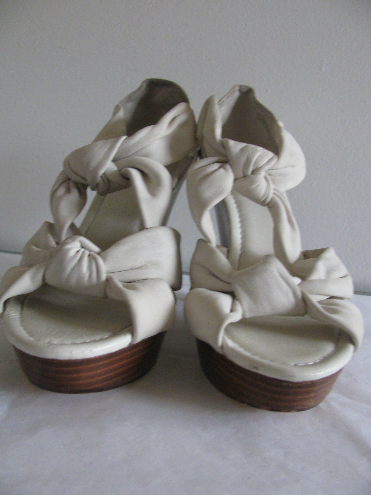 New Saks Fifth Avenue Women’s Dusty White Leather Knotted Sandals Wedges 9.5
