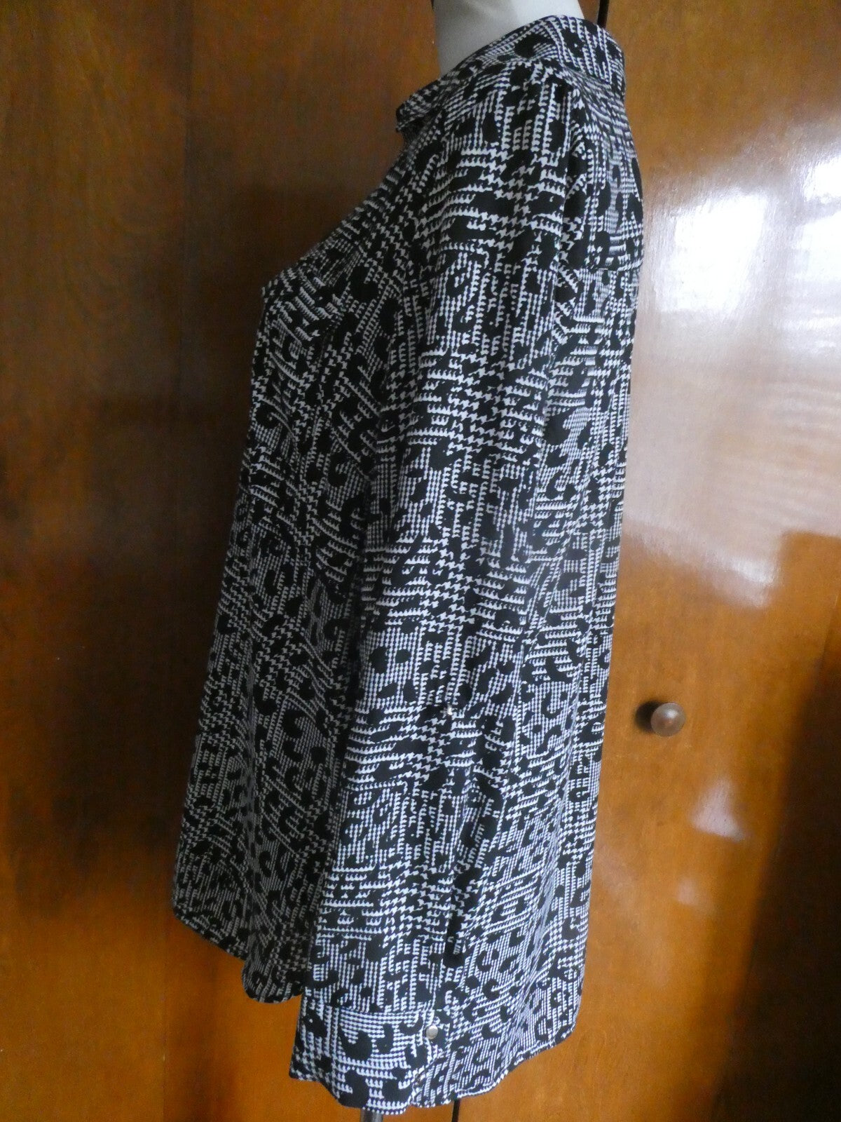 Jaclyn Smith Women Black/White Roll-Tab Long Sleeve Button Down Blouse Top Large