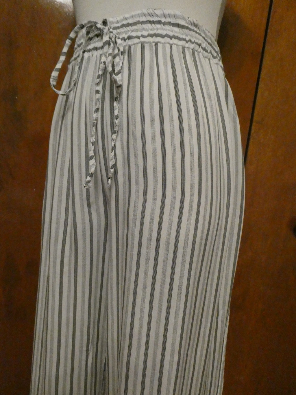 Collection Women White/Gray Viscos lightweight Summer Capris Pants Medium Italy