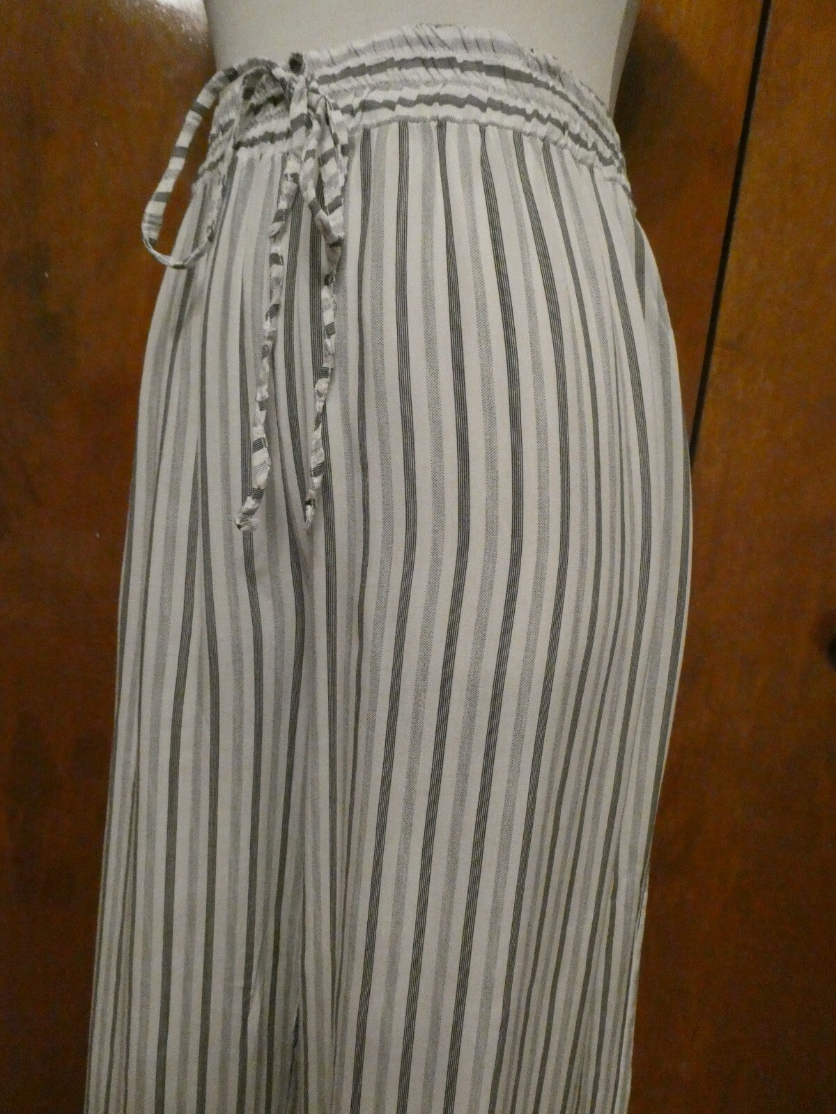 Collection Women White/Gray Viscos lightweight Summer Capris Pants Medium Italy