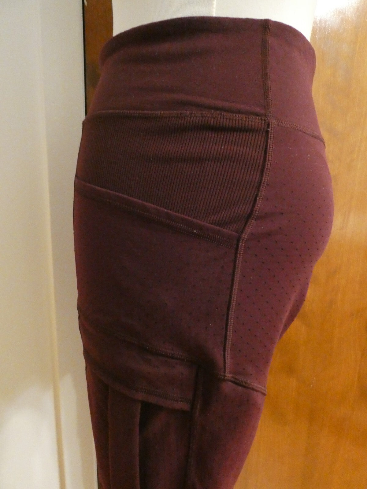 Lululemon Burgundy Yoga Legging with Side Pockets Size 4 (can fit size 2)
