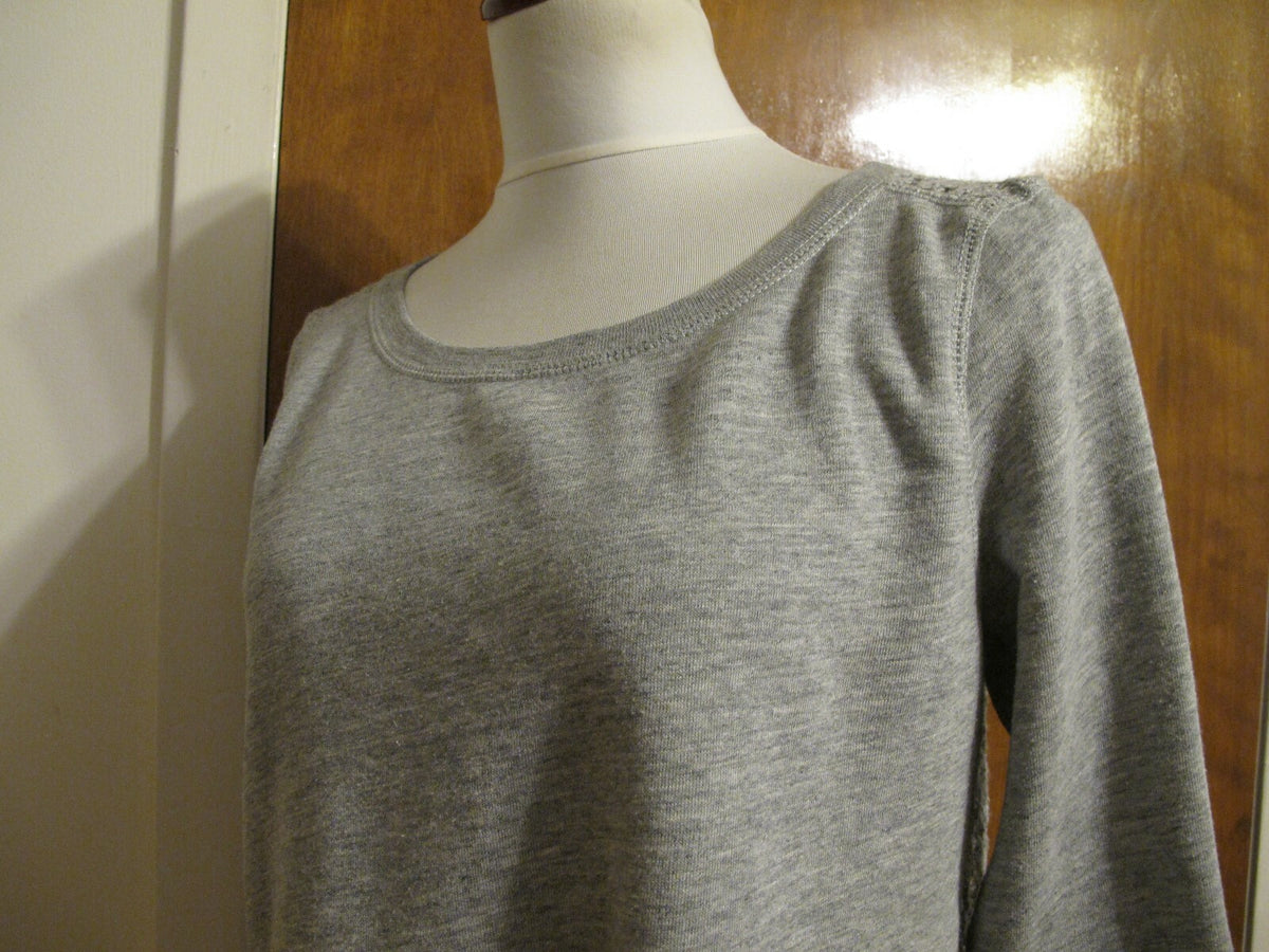 Abercrombie & Fitch women’s gray detailed long sleeves sweater size medium 