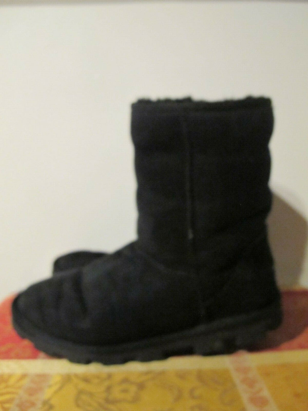 UGG Black Cuff Short Sheepskin Boots Women’s Size 8 pre owned