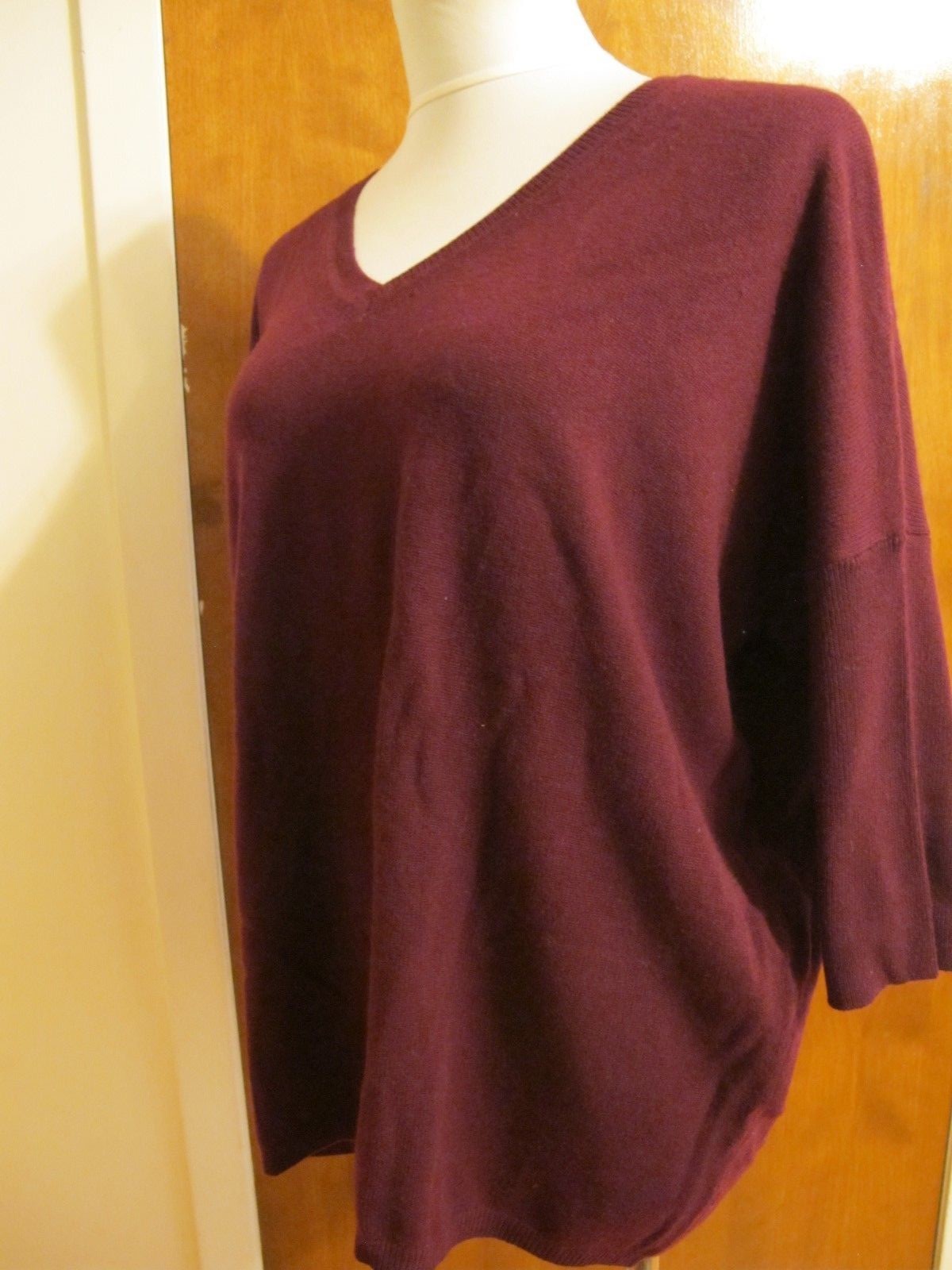 Bloomingdale's Women's Burgundy 2 Ply Cashmere V-Neck Sweater ML  