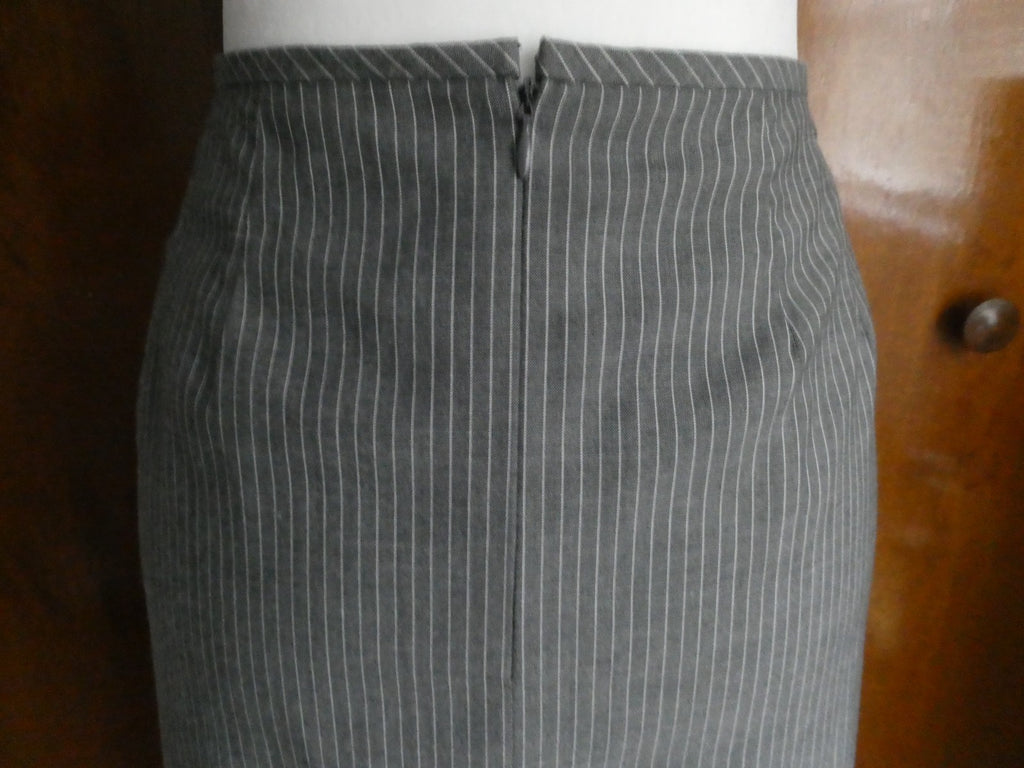 Calvin Klein women lined stylish charcoal w/white stripe skirt Size 14 New