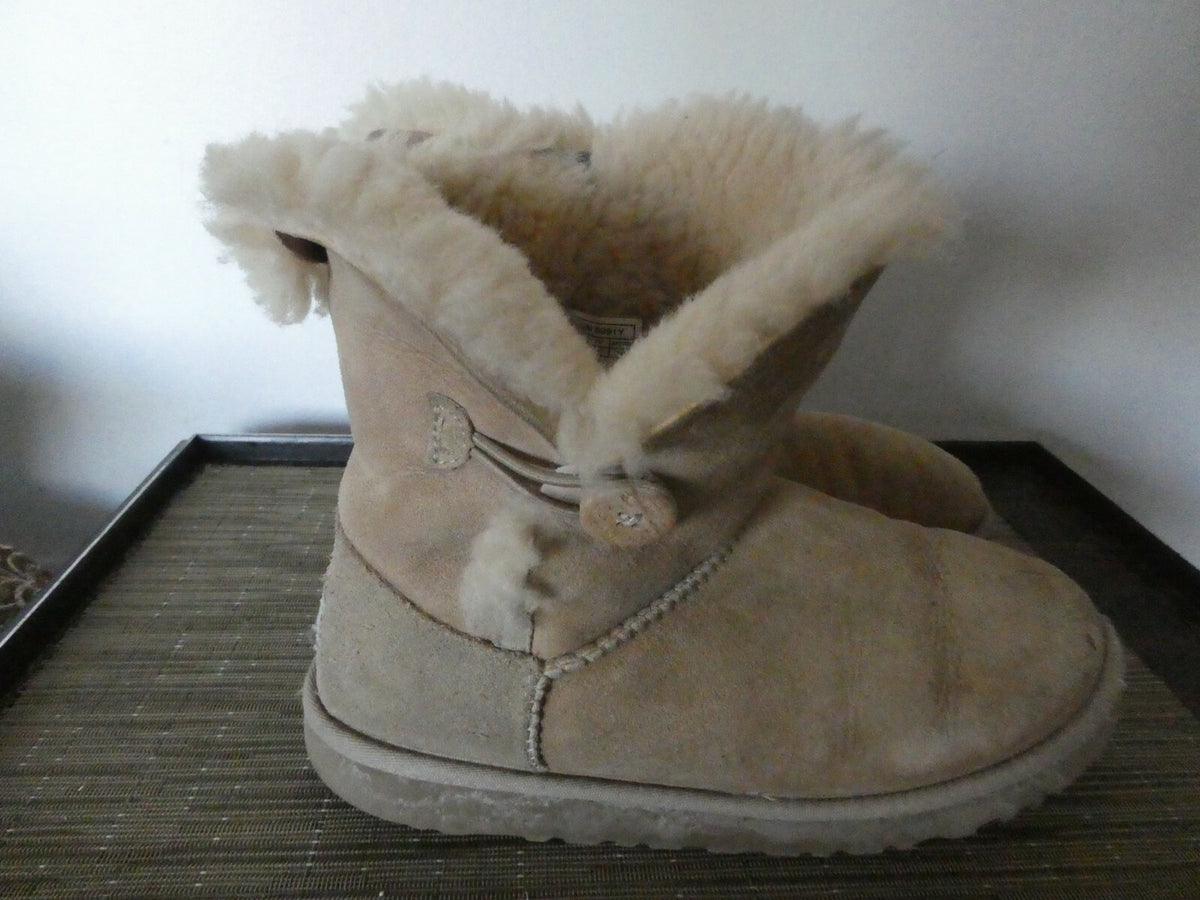 UGG Women's Nude Cuff Short Sheepskin Boots Size 6 (can feet 7) preowned